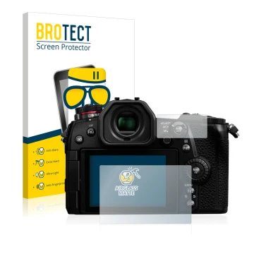 Face avant d’un emballage produit avec le logo de la marque BROTECT. À côté, l’appareil Panasonic Lumix DC-G9 est représenté a
