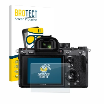 Face avant d’un emballage produit avec le logo de la marque BROTECT. À côté, l’appareil Sony Alpha 7R III est représenté avec 