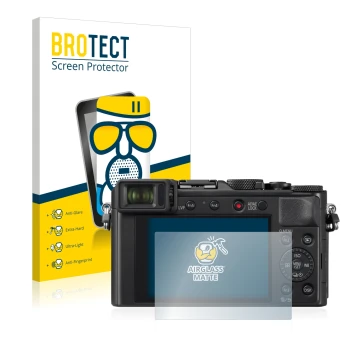 Face avant d’un emballage produit avec le logo de la marque BROTECT. À côté, l’appareil Panasonic Lumix DC-LX100 II est représ