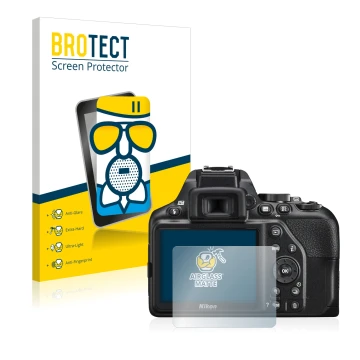 Face avant d’un emballage produit avec le logo de la marque BROTECT. À côté, l’appareil Nikon D3500 est représenté avec la pro