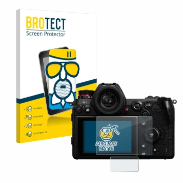 Face avant d’un emballage produit avec le logo de la marque BROTECT. À côté, l’appareil Panasonic Lumix DC-S1 est représenté a