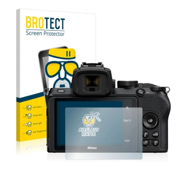 Face avant d’un emballage produit avec le logo de la marque BROTECT. À côté, l’appareil Nikon Z 50 est représenté avec la prot