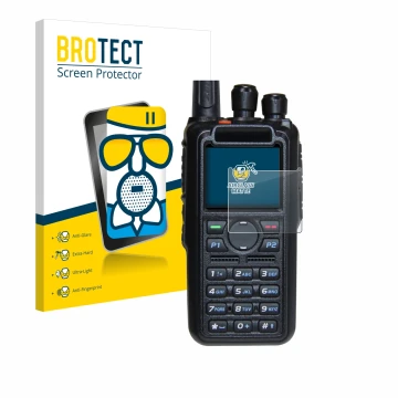 Face avant d’un emballage produit avec le logo de la marque BROTECT. À côté, l’appareil AnyTone AT-D878UV Plus est représenté 