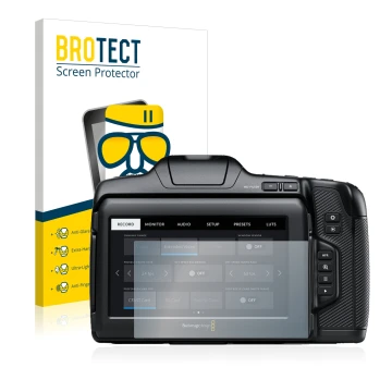 Face avant d’un emballage produit avec le logo de la marque BROTECT. À côté, l’appareil Blackmagic Pocket Cinema Camera 6K Pro