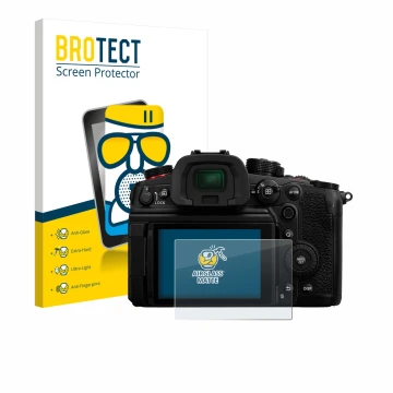 Face avant d’un emballage produit avec le logo de la marque BROTECT. À côté, l’appareil Panasonic Lumix DC-GH6 est représenté 
