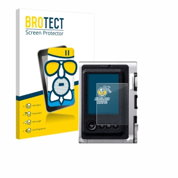 Face avant d’un emballage produit avec le logo de la marque BROTECT. À côté, l’appareil Fujifilm Instax Mini Evo est représent