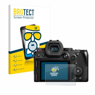 Face avant d’un emballage produit avec le logo de la marque BROTECT. À côté, l’appareil Panasonic Lumix DC-G9 II est représent