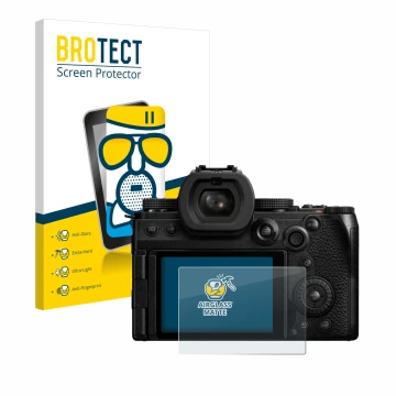 Face avant d’un emballage produit avec le logo de la marque BROTECT. À côté, l’appareil Panasonic Lumix DC-S5M2X est représent