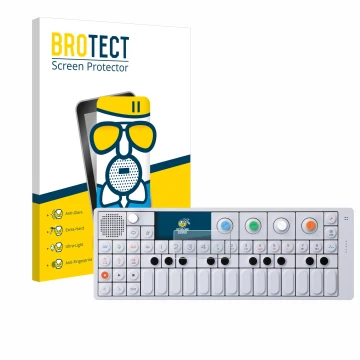 Face avant d’un emballage produit avec le logo de la marque BROTECT. À côté, l’appareil Teenage Engineering OP-1 Sampler & Con