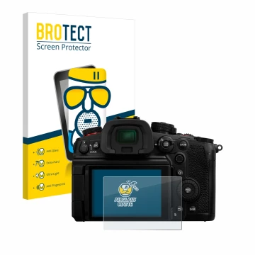 Face avant d’un emballage produit avec le logo de la marque BROTECT. À côté, l’appareil Panasonic Lumix DC-GH7 est représenté 