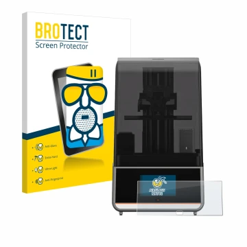 Face avant d’un emballage produit avec le logo de la marque BROTECT. À côté, l’appareil Anycubic Photon Mono M7 Pro est représ