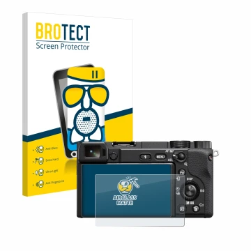 Face avant d’un emballage produit avec le logo de la marque BROTECT. À côté, l’appareil Sony Alpha 6100A est représenté avec l