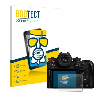 Face avant d’un emballage produit avec le logo de la marque BROTECT. À côté, l’appareil Panasonic Lumix S1R II est représenté 