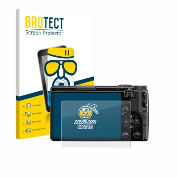 Face avant d’un emballage produit avec le logo de la marque BROTECT. À côté, l’appareil Ricoh GR IV HDF 2025 est représenté av