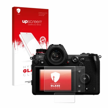 Face avant d’un emballage produit avec le logo de la marque upscreen. À côté, l’appareil Panasonic Lumix DC-S1 est représenté 