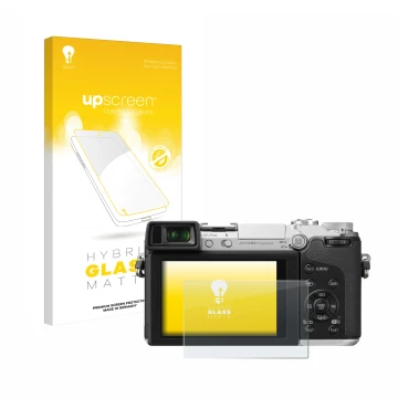 Face avant d’un emballage produit avec le logo de la marque upscreen. À côté, l’appareil Panasonic Lumix DMC-GX7 est représent