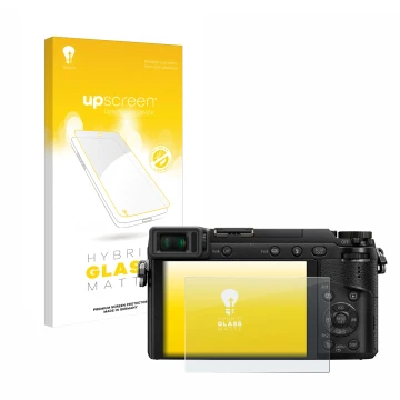 Face avant d’un emballage produit avec le logo de la marque upscreen. À côté, l’appareil Panasonic Lumix DMC-GX80 est représen