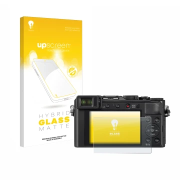 Face avant d’un emballage produit avec le logo de la marque upscreen. À côté, l’appareil Panasonic Lumix DC-LX100 II est repré