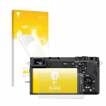 Face avant d’un emballage produit avec le logo de la marque upscreen. À côté, l’appareil Sony Alpha 6600 est représenté avec l