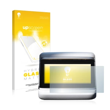 Face avant d’un emballage produit avec le logo de la marque upscreen. À côté, l’appareil Tesla Model S Plaid 2023 (Affichage a