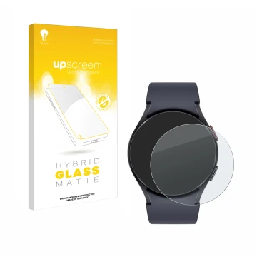 Face avant d’un emballage produit avec le logo de la marque upscreen. À côté, l’appareil Samsung Galaxy Watch 6 (40 mm) est re