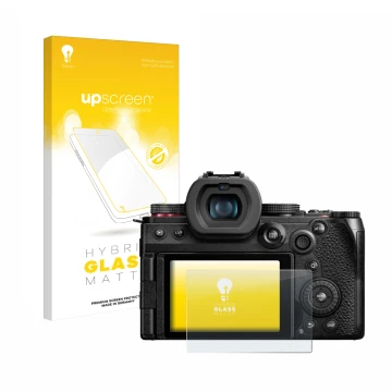 Face avant d’un emballage produit avec le logo de la marque upscreen. À côté, l’appareil Panasonic Lumix DC-G9 II est représen