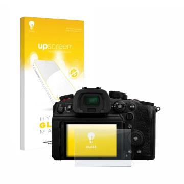 Face avant d’un emballage produit avec le logo de la marque upscreen. À côté, l’appareil Panasonic Lumix DC-GH7 est représenté