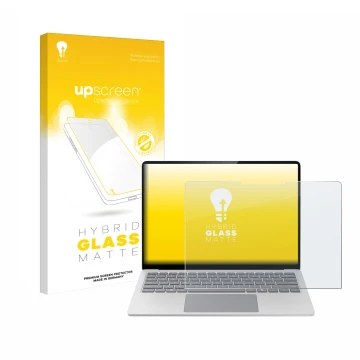 Face avant d’un emballage produit avec le logo de la marque upscreen. À côté, l’appareil Microsoft Surface Laptop 7 13.8