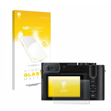 Face avant d’un emballage produit avec le logo de la marque upscreen. À côté, l’appareil Leica Q3 43 est représenté avec la pr