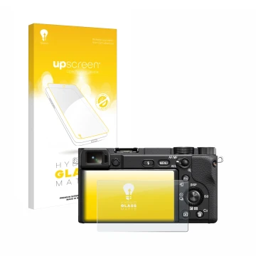Face avant d’un emballage produit avec le logo de la marque upscreen. À côté, l’appareil Sony Alpha 6100A est représenté avec 