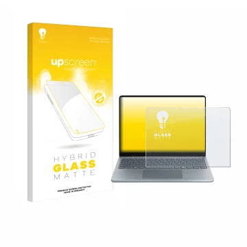 Face avant d’un emballage produit avec le logo de la marque upscreen. À côté, l’appareil Microsoft Surface Laptop 13