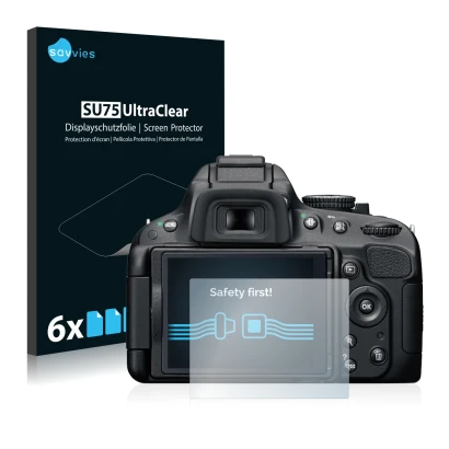 Face avant d’un emballage produit avec le logo de la marque Savvies. À côté, l’appareil Nikon D5100 est représenté avec la pro