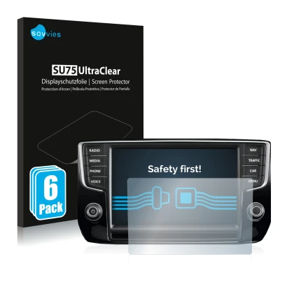 Face avant d’un emballage produit avec le logo de la marque Savvies. À côté, l’appareil Volkswagen Passat 2015 Discover Pro 8"