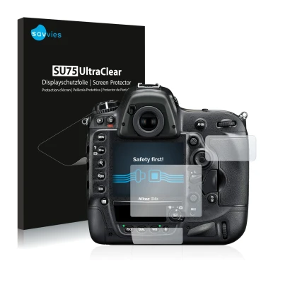 Face avant d’un emballage produit avec le logo de la marque Savvies. À côté, l’appareil Nikon D4S est représenté avec la prote