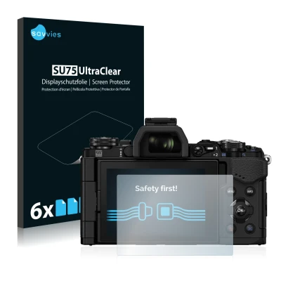 Face avant d’un emballage produit avec le logo de la marque Savvies. À côté, l’appareil Olympus OM-D E-M5 Mark II est représen