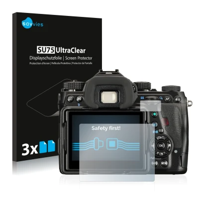 Face avant d’un emballage produit avec le logo de la marque Savvies. À côté, l’appareil Pentax K-1 Mark II est représenté avec