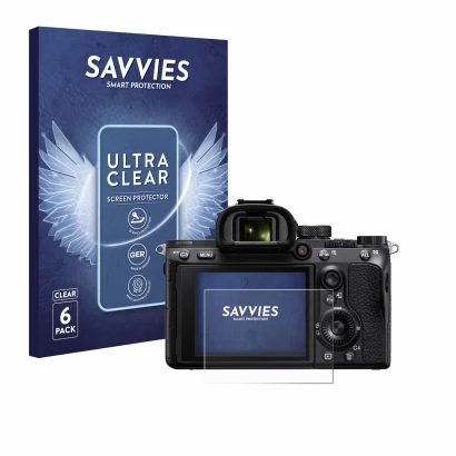 Face avant d’un emballage produit avec le logo de la marque Savvies. À côté, l’appareil Sony Alpha 7 III (ILCE-7M3) est représ