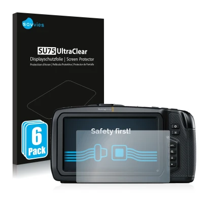 Face avant d’un emballage produit avec le logo de la marque Savvies. À côté, l’appareil Blackmagic Pocket Cinema Camera 4K est