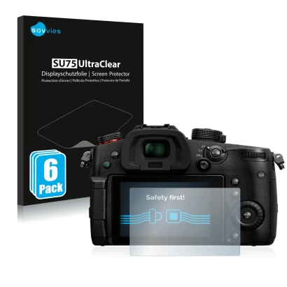 Face avant d’un emballage produit avec le logo de la marque Savvies. À côté, l’appareil Panasonic Lumix DC-GH5 II est représen