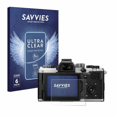 Face avant d’un emballage produit avec le logo de la marque Savvies. À côté, l’appareil OM System OM-3 est représenté avec la 