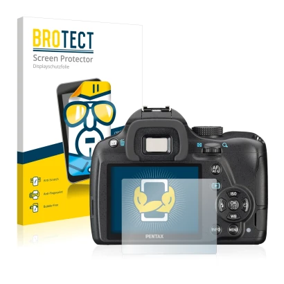 Face avant d’un emballage produit avec le logo de la marque BROTECT. À côté, l’appareil Pentax K-50 est représenté avec la pro