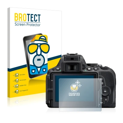 Face avant d’un emballage produit avec le logo de la marque BROTECT. À côté, l’appareil Nikon D5500 est représenté avec la pro