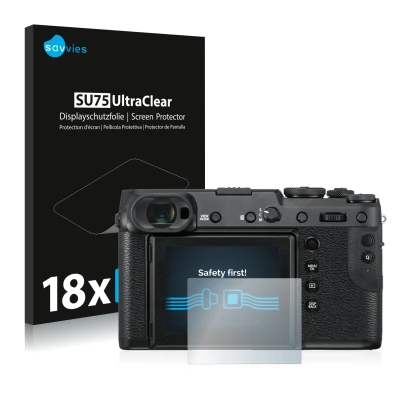 Face avant d’un emballage produit avec le logo de la marque Savvies. À côté, l’appareil Fujifilm GFX 50R est représenté avec l