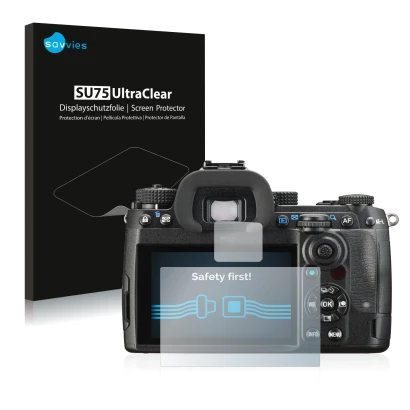 Face avant d’un emballage produit avec le logo de la marque Savvies. À côté, l’appareil Pentax K-3 Mark III est représenté ave