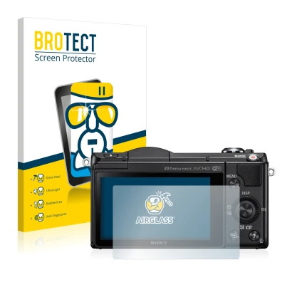 Face avant d’un emballage produit avec le logo de la marque BROTECT. À côté, l’appareil Sony Alpha 5000 (DSLR-A5000) est repré