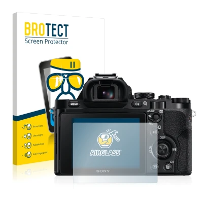 Face avant d’un emballage produit avec le logo de la marque BROTECT. À côté, l’appareil Sony Alpha 7S est représenté avec la p