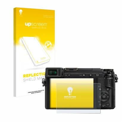Face avant d’un emballage produit avec le logo de la marque upscreen. À côté, l’appareil Panasonic Lumix DMC-GX80 est représen
