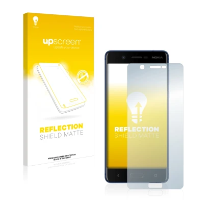 Face avant d’un emballage produit avec le logo de la marque upscreen. À côté, l’appareil Nokia 5 est représenté avec la protec