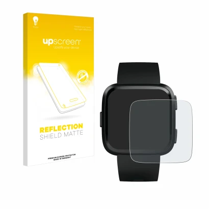 Face avant d’un emballage produit avec le logo de la marque upscreen. À côté, l’appareil Fitbit Versa est représenté avec la p