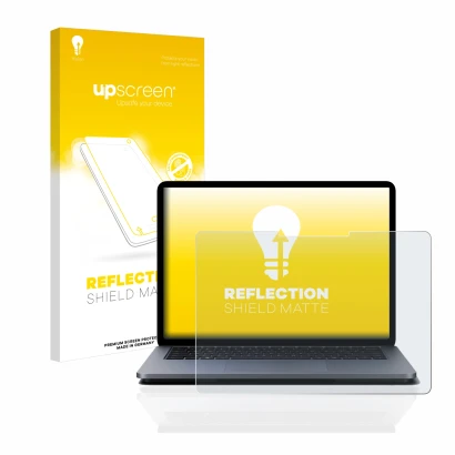 Face avant d’un emballage produit avec le logo de la marque upscreen. À côté, l’appareil Microsoft Surface Laptop Studio est r